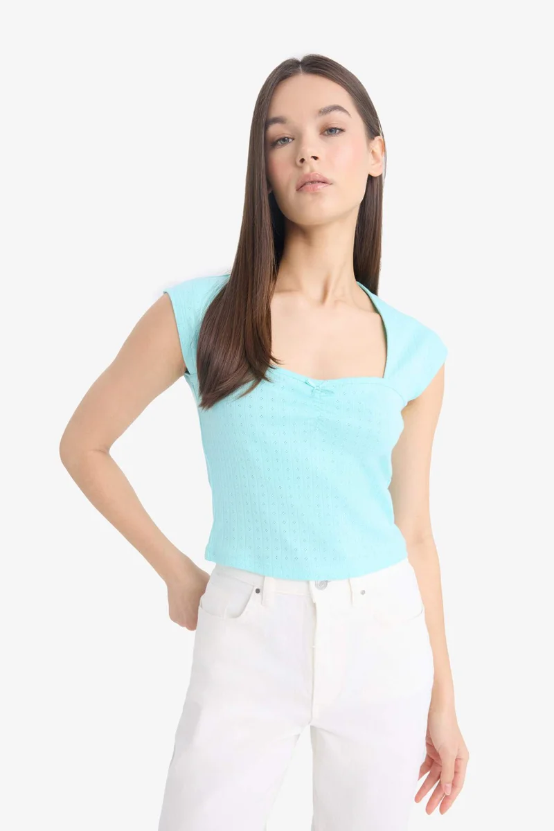 ديفاكتو Fitted Short Sleeve Crop T-Shirt
