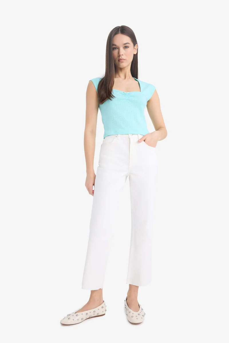 ديفاكتو Fitted Short Sleeve Crop T-Shirt
