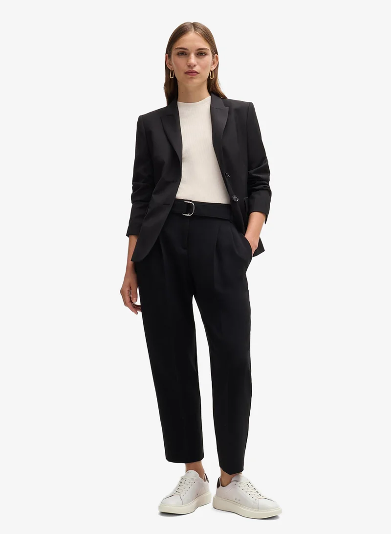 بوس سنيكرز جلد برباط وتفاصيل شعار