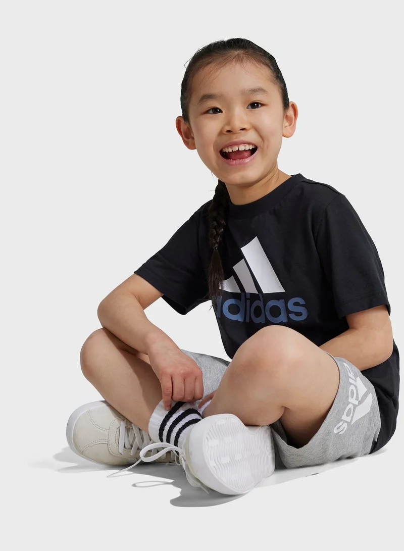 adidas تيشيرت كلاسيكي للأطفال بطبعة شعار الماركة