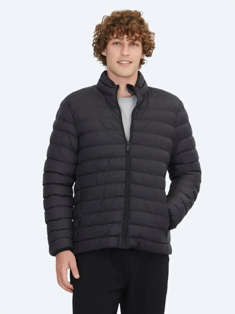 كيب معطف أسود بياقة عالية وقصة عادية من قماش منسوج