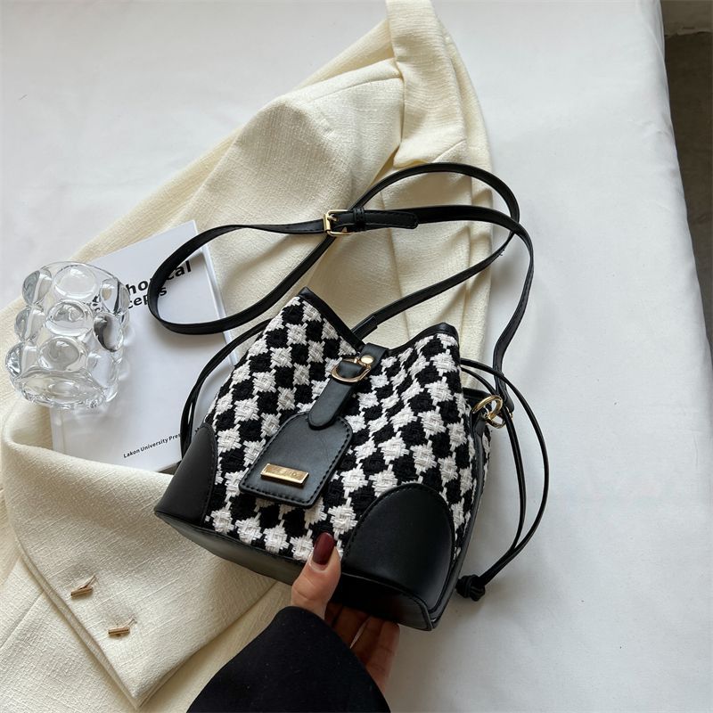 Niche Design Vintage Rhomboid Bucket Bag Women'S New High-End Touche Crossbody Bag - Image 1