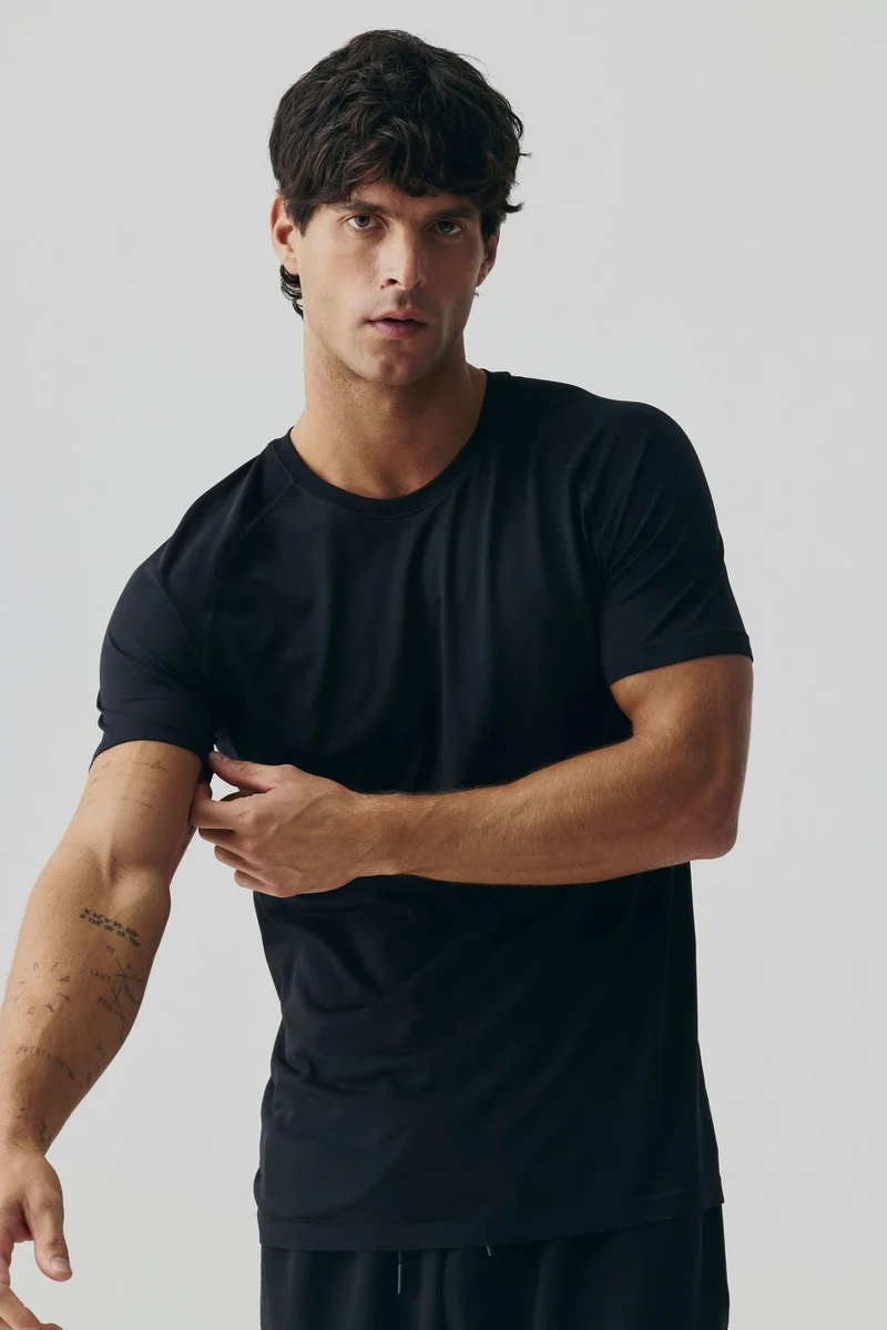 اتش اند ام تي-شيرت رياي بقصّة ضيقة من نسيج دراي موف