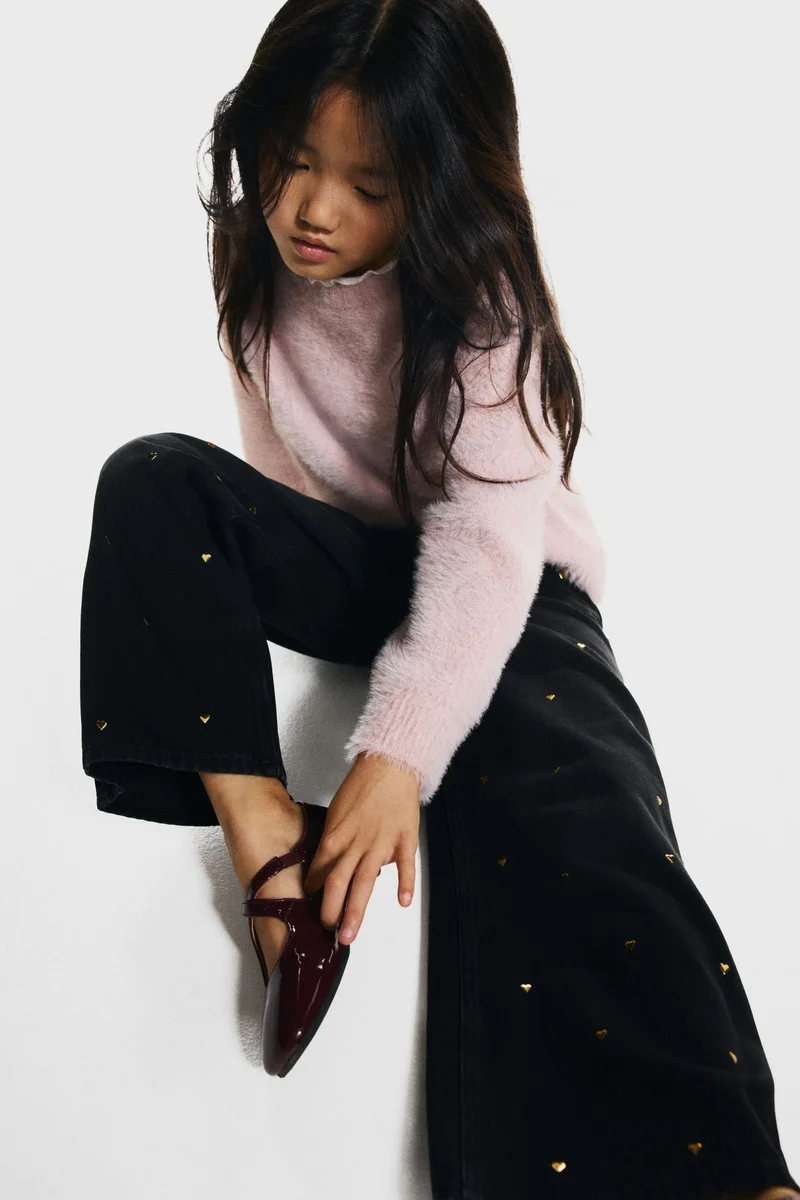 اتش اند ام بنطلون جينز واسع الساق بتفاصيل مطبوعة