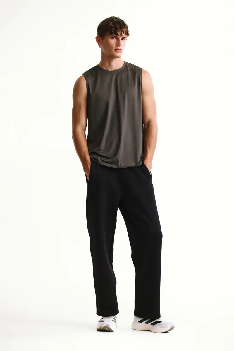 Loose Fit Sports joggers with DryMove™