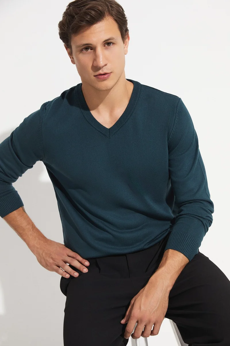 جون Men's Regular Fit V-Neck Knitwear Sweater