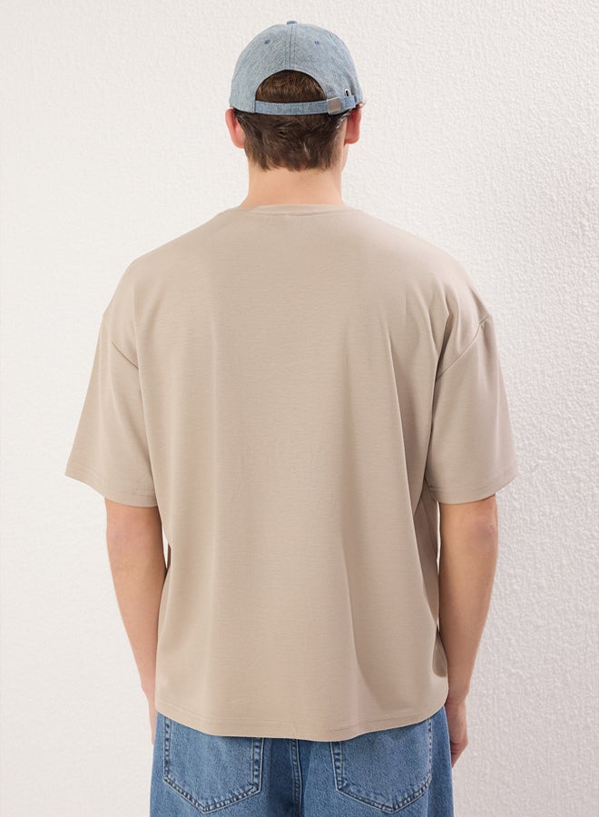 trendyol stone Oversize/Wide Cut Metal Label Detail Soft Tissue Interlock Fabric T-Shirt - Image 4
