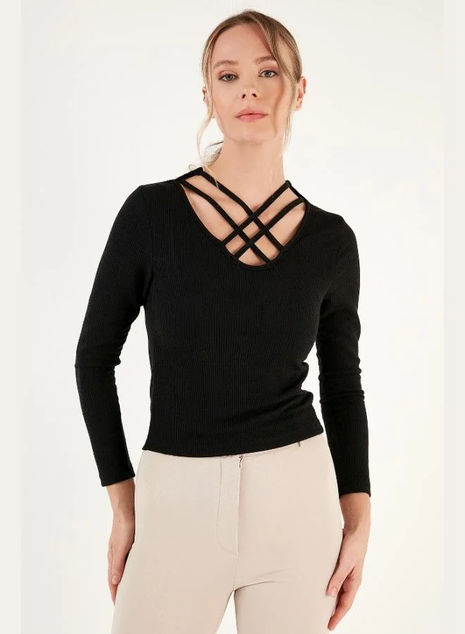 ليلا بلوزة ليلا بقصة نحيفة جداً مع تفاصيل ياقة، بلوزة نسائية