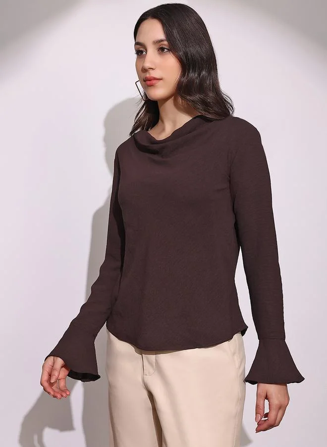 جلو باص بلوزة بأكمام واسعة وياقة منسدلة