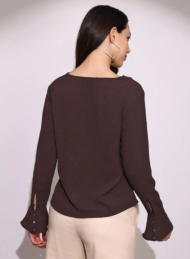 جلو باص بلوزة بأكمام واسعة وياقة منسدلة