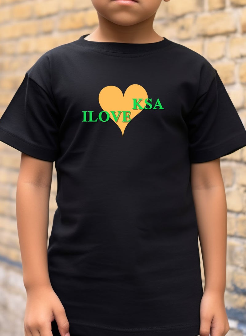 لوحة تيشيرت قطن للأطفال مناسب للأولاد والبنات لمناسبة اليوم الوطني السعودي أو للفخر بالانتماء للوطن في كل الأوقات - Image 4