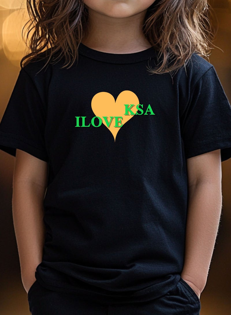 لوحة تيشيرت قطن للأطفال مناسب للأولاد والبنات لمناسبة اليوم الوطني السعودي أو للفخر بالانتماء للوطن في كل الأوقات - Image 2