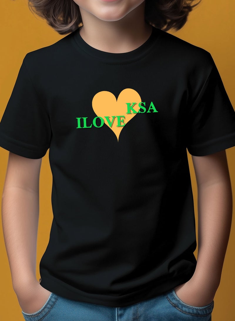 لوحة تيشيرت قطن للأطفال مناسب للأولاد والبنات لمناسبة اليوم الوطني السعودي أو للفخر بالانتماء للوطن في كل الأوقات - Image 3