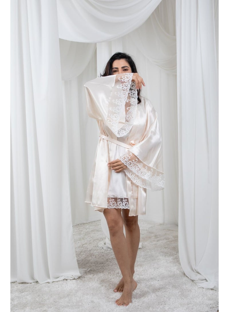 طقم روب و قميص نوم ساتان قصير- أبيض لؤلؤي (2 قطعة) - Image 3