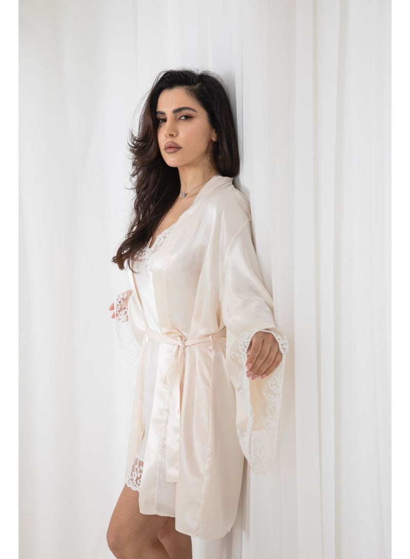 طقم روب و قميص نوم ساتان قصير- أبيض لؤلؤي (2 قطعة) - Image 4