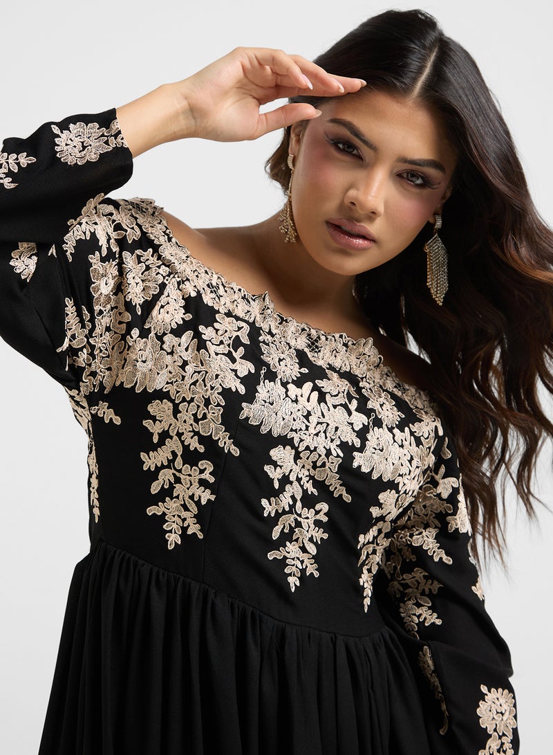 هيا كلوزيت فستان ماكسي مطرز بالرقبة - Image 3