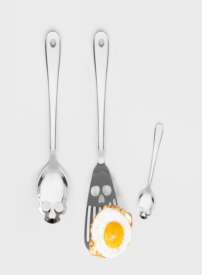 صك UK ملعقة طهي على شكل جمجمة من Suck UK - ملعقة مسطحة من الفولاذ المقاوم للصدأ ذات فتحات - أداة مطبخ خالية من البلاستيك وملعقة لتقليب السمك - ملعقة معدنية لتقليب وقلب المقلاة - هدية جمجمة مميزة لمحبي الديكور القوطي والطهاة ذوي الذوق الغريب - Image 3