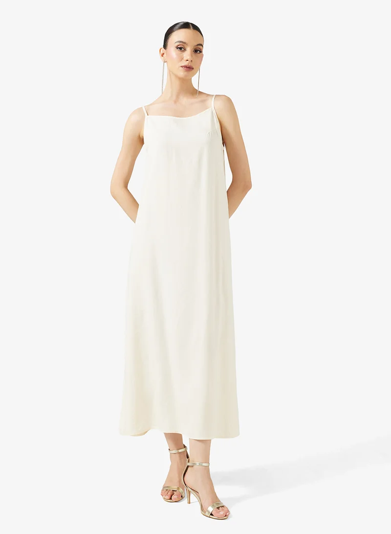 خزانة قفطان مزين بالياقة