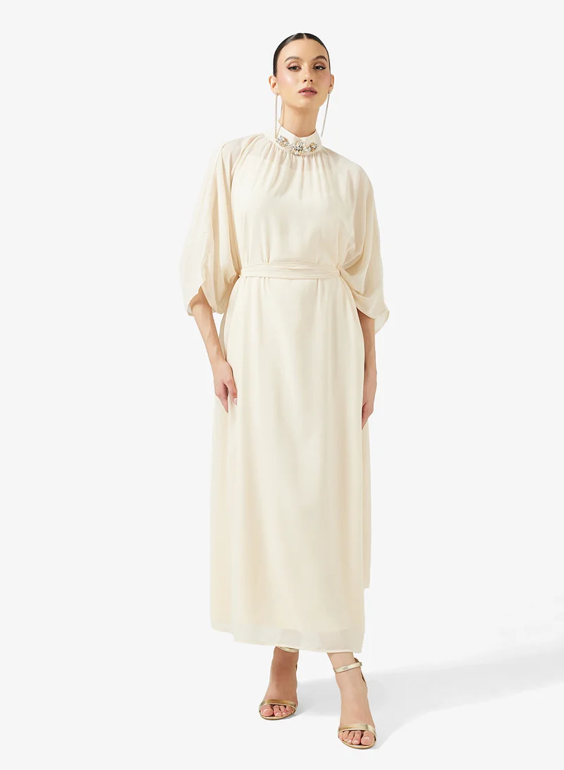 خزانة قفطان مزين بالياقة