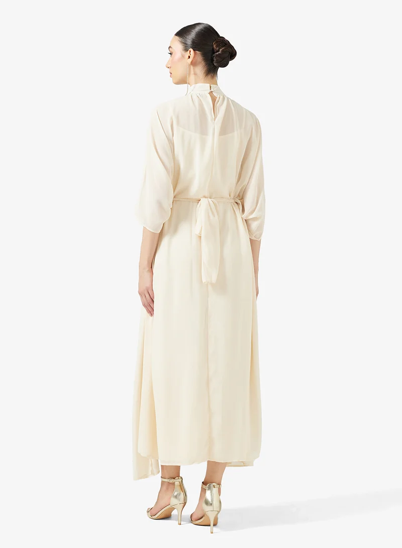 خزانة قفطان مزين بالياقة