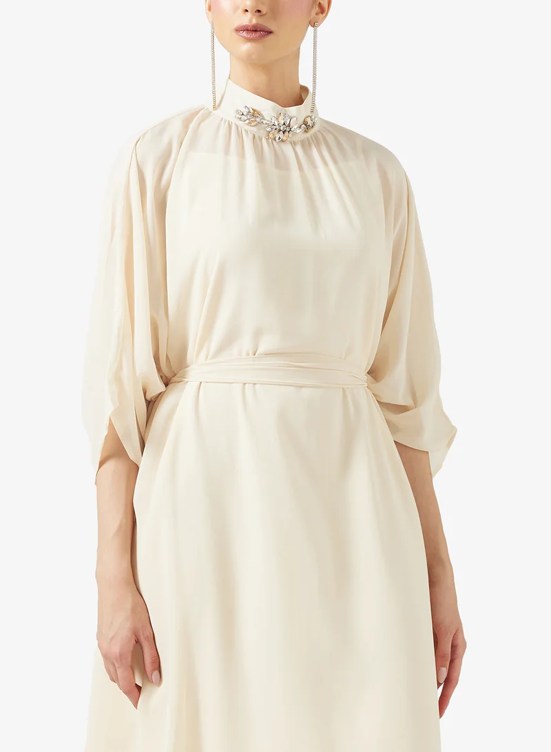 خزانة قفطان مزين بالياقة