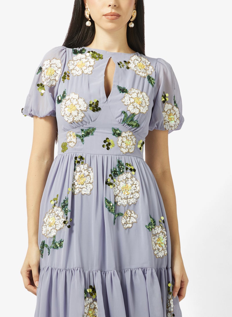 مايا فستان ماكسي بأكمام منفوشة وزخارف زهور متباينة - Image 3