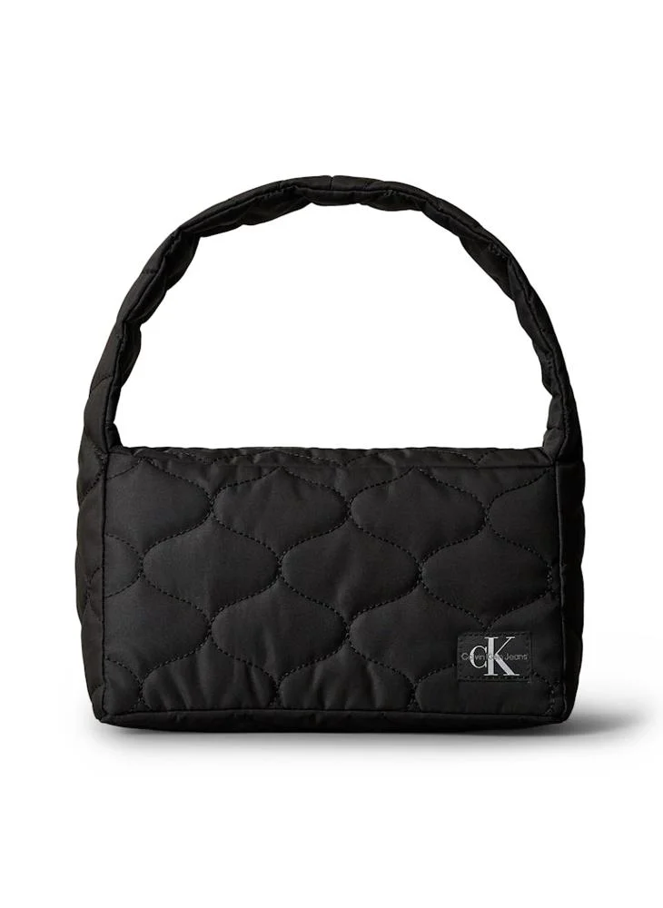 كالفن كلاين جينز حقيبة كتف مبطنة بشعار الشباب