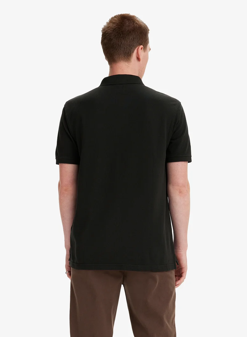 ليفايز بولو بشعار