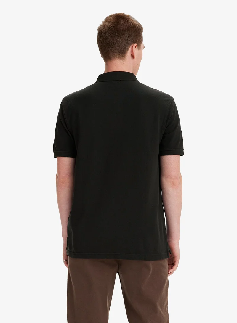 ليفايز بولو بشعار