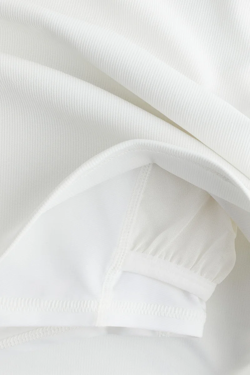 اتش اند ام تنورة تنس قصيرة من نسيج دراي موف