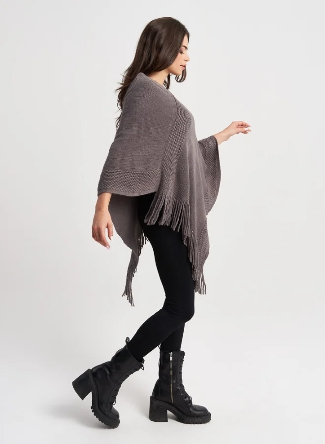 هايليز Elegant Knitted Gray Poncho with Fringes - Warm and Stylish