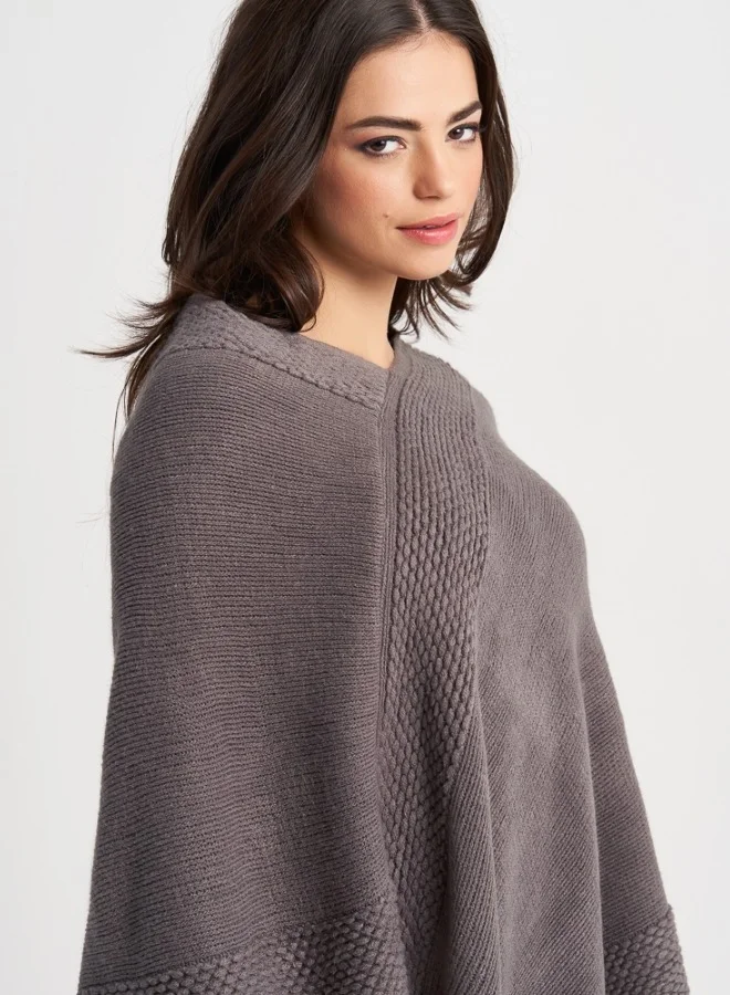 هايليز Elegant Knitted Gray Poncho with Fringes - Warm and Stylish