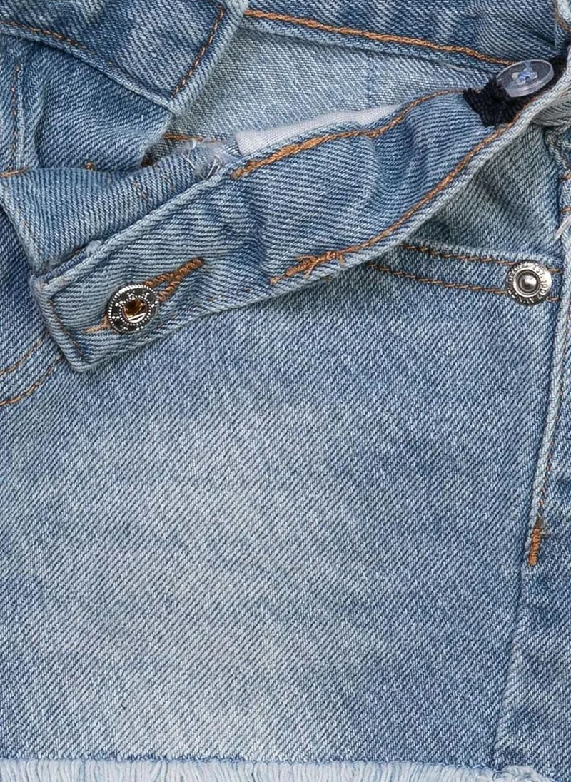 مينوتي شورت جينز للبنات بحافة مهترئة وتأثير باهت عصري