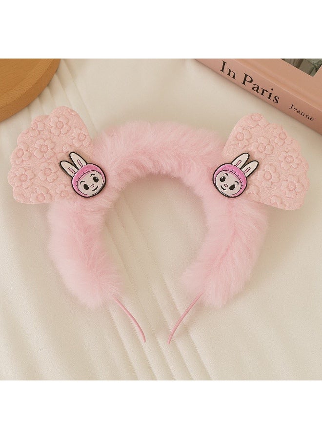 طوق شعر بناتي بتصميم لطيف جدًا، مصنوع من فرو ناعم مع أذنَين مزينَتين بملمس بارز ونقشة ورود رقيقة. مزود بوجه شخصية كرتونية على شكل أرنب لإطلالة مرحة وجذابة للأطفال. خامة خفيفة ومريحة في اللبس وتناسب الحفلات، التصوير، والخروجات - Image 1