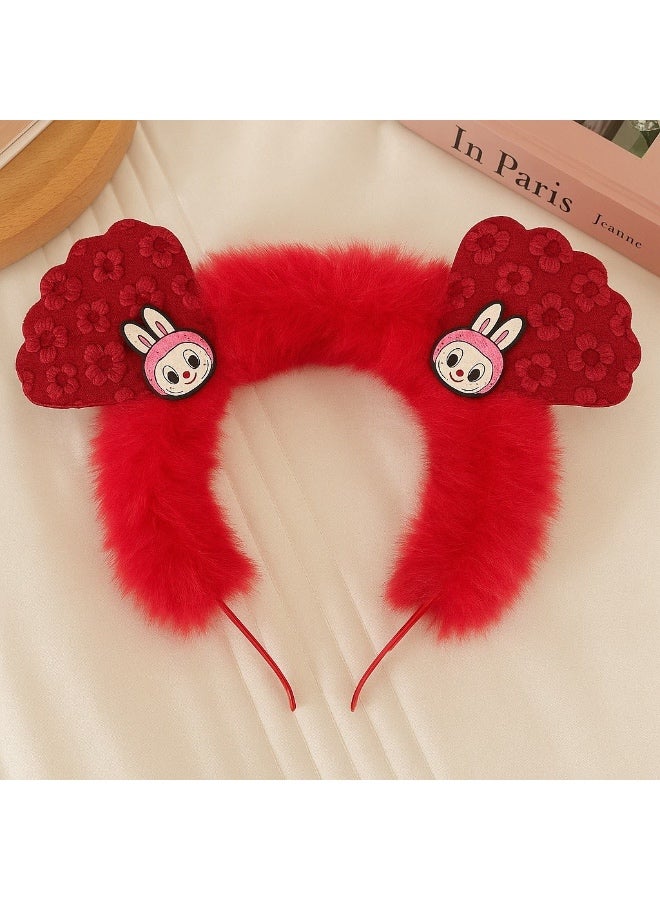 طوق شعر بناتي بتصميم لطيف جدًا، مصنوع من فرو ناعم مع أذنَين مزينَتين بملمس بارز ونقشة ورود رقيقة. مزود بوجه شخصية كرتونية على شكل أرنب لإطلالة مرحة وجذابة للأطفال. خامة خفيفة ومريحة في اللبس وتناسب الحفلات، التصوير، والخروجات - Image 2