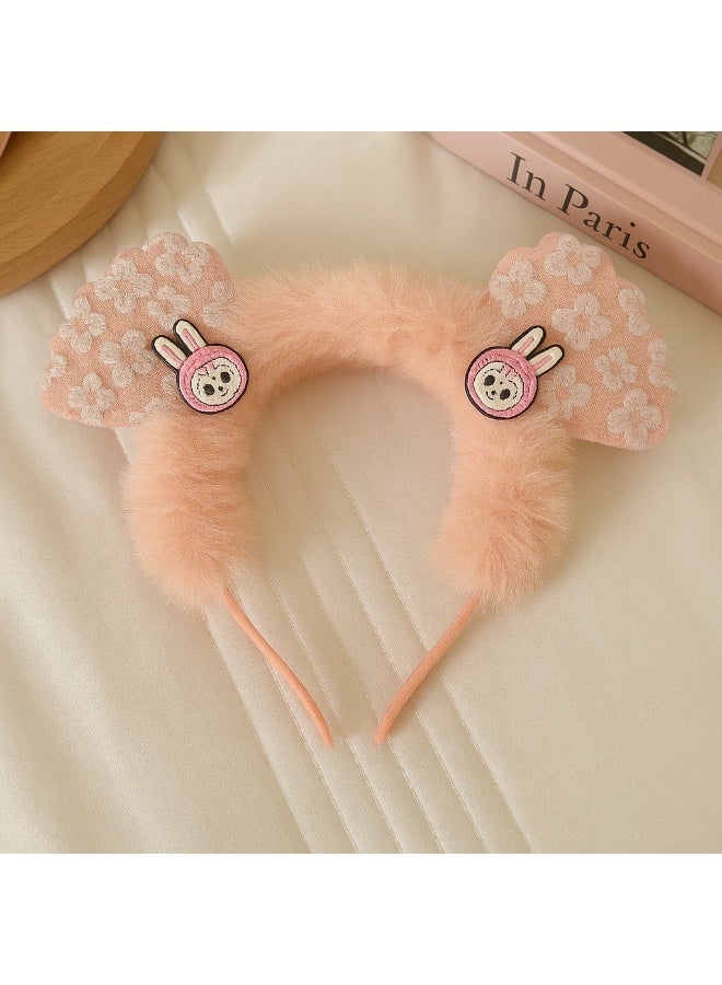 طوق شعر بناتي بتصميم لطيف جدًا، مصنوع من فرو ناعم مع أذنَين مزينَتين بملمس بارز ونقشة ورود رقيقة. مزود بوجه شخصية كرتونية على شكل أرنب لإطلالة مرحة وجذابة للأطفال. خامة خفيفة ومريحة في اللبس وتناسب الحفلات، التصوير، والخروجات - Image 3