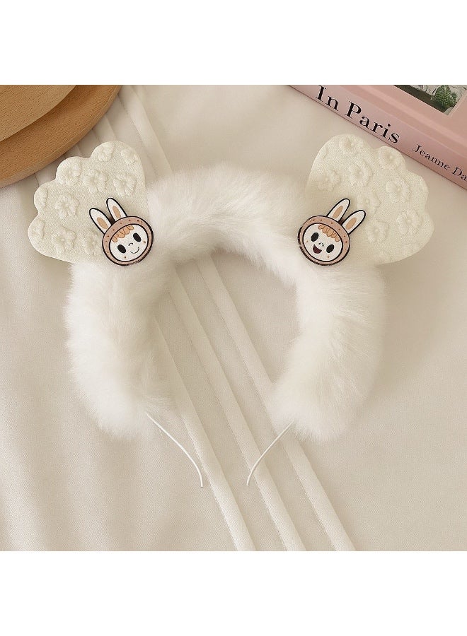 طوق شعر بناتي بتصميم لطيف جدًا، مصنوع من فرو ناعم مع أذنَين مزينَتين بملمس بارز ونقشة ورود رقيقة. مزود بوجه شخصية كرتونية على شكل أرنب لإطلالة مرحة وجذابة للأطفال. خامة خفيفة ومريحة في اللبس وتناسب الحفلات، التصوير، والخروجات - Image 4