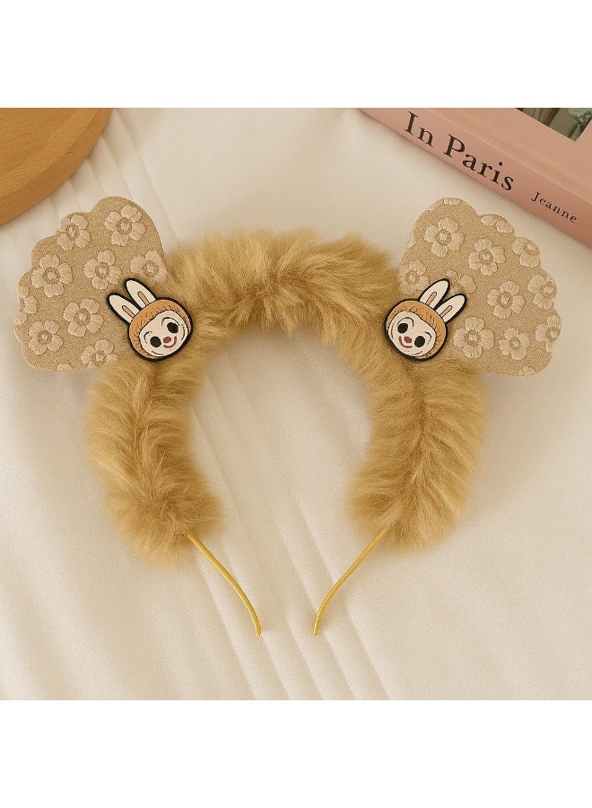 طوق شعر بناتي بتصميم لطيف جدًا، مصنوع من فرو ناعم مع أذنَين مزينَتين بملمس بارز ونقشة ورود رقيقة. مزود بوجه شخصية كرتونية على شكل أرنب لإطلالة مرحة وجذابة للأطفال. خامة خفيفة ومريحة في اللبس وتناسب الحفلات، التصوير، والخروجات - Image 5