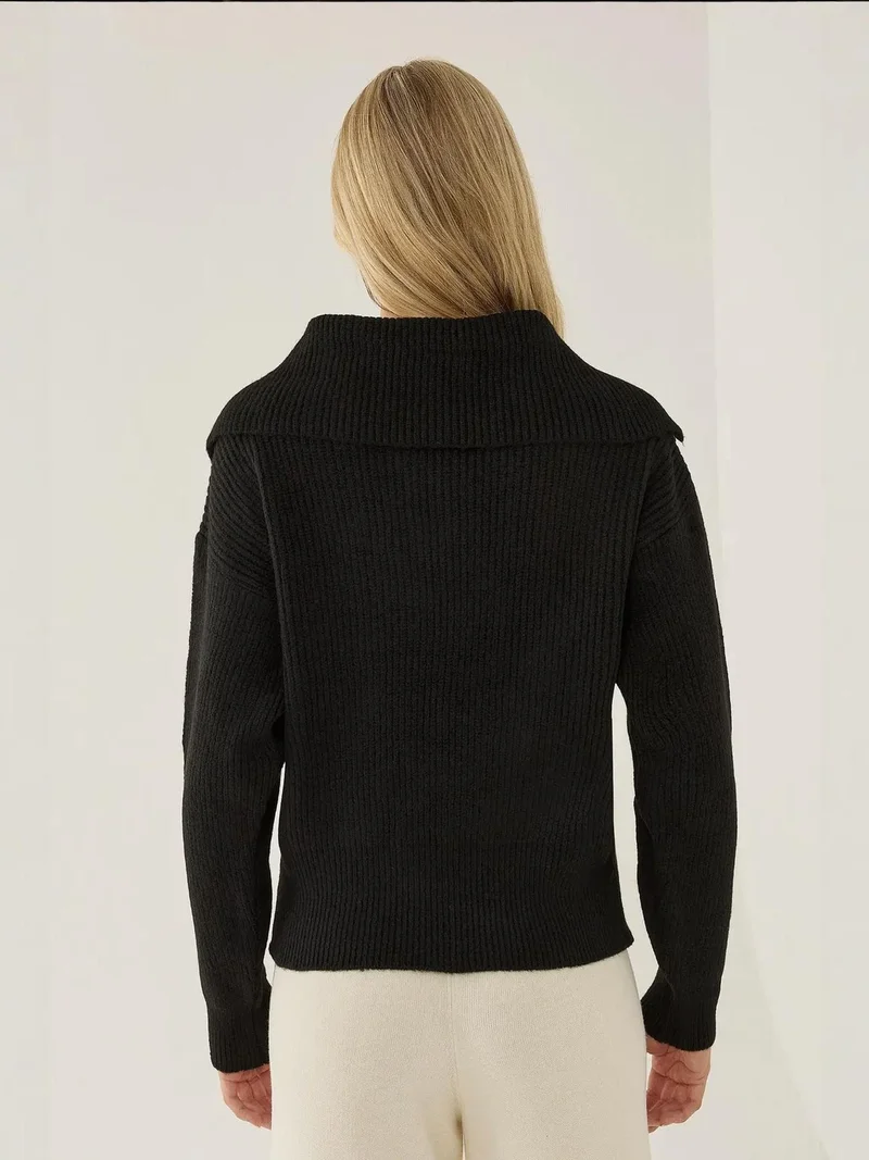 زوبعة كنزة بياقة شال وأزرار