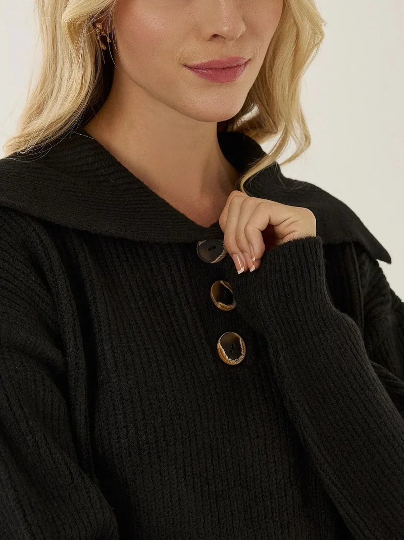 زوبعة كنزة بياقة شال وأزرار