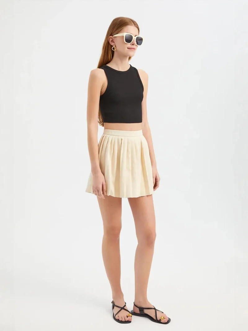 زوبعة تنورة قصيرة بخصر مرتفع وطيات