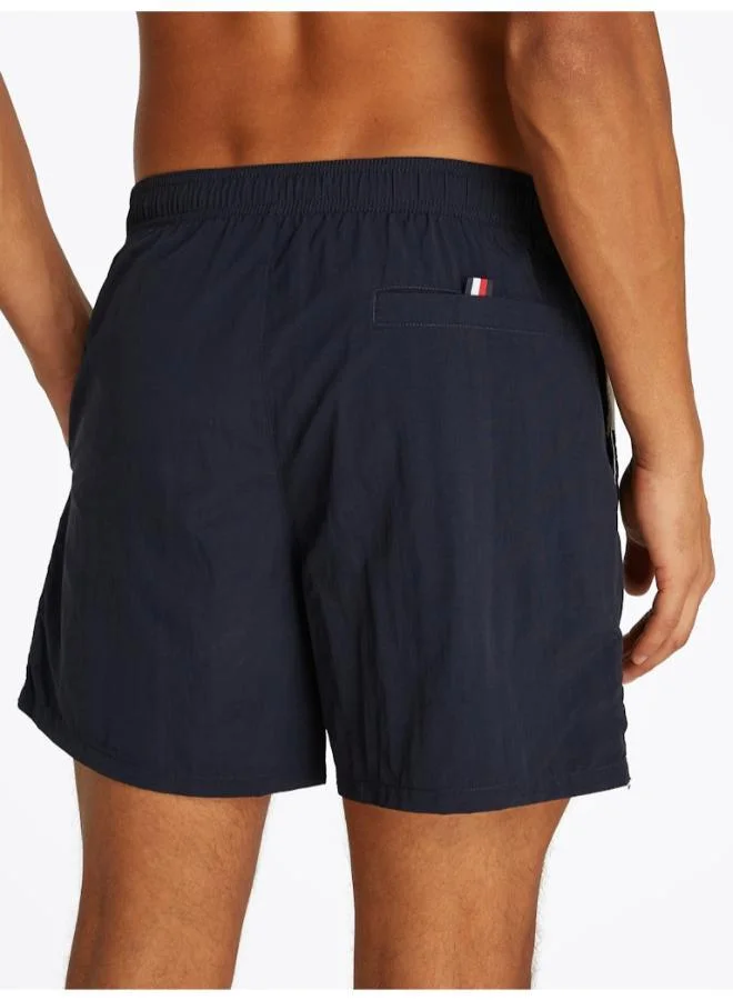تومي هيلفيغر شورت متوسط برباط وشعار