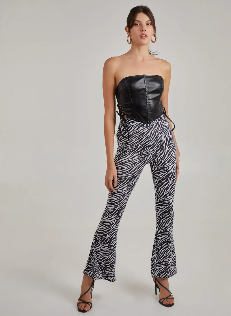 بينك فانيلا كورسيه بمظهر جلدي فاخر