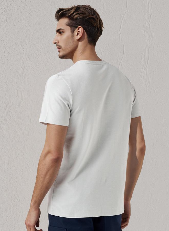 ايكونيك تيشيرت رجالي عصري بقصة ضيقة وياقة دائرية وأكمام قصيرة وطبعة - Image 3
