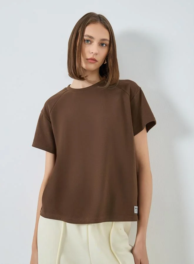 ستايلي تيشيرت محبوك بقصة بوكسي