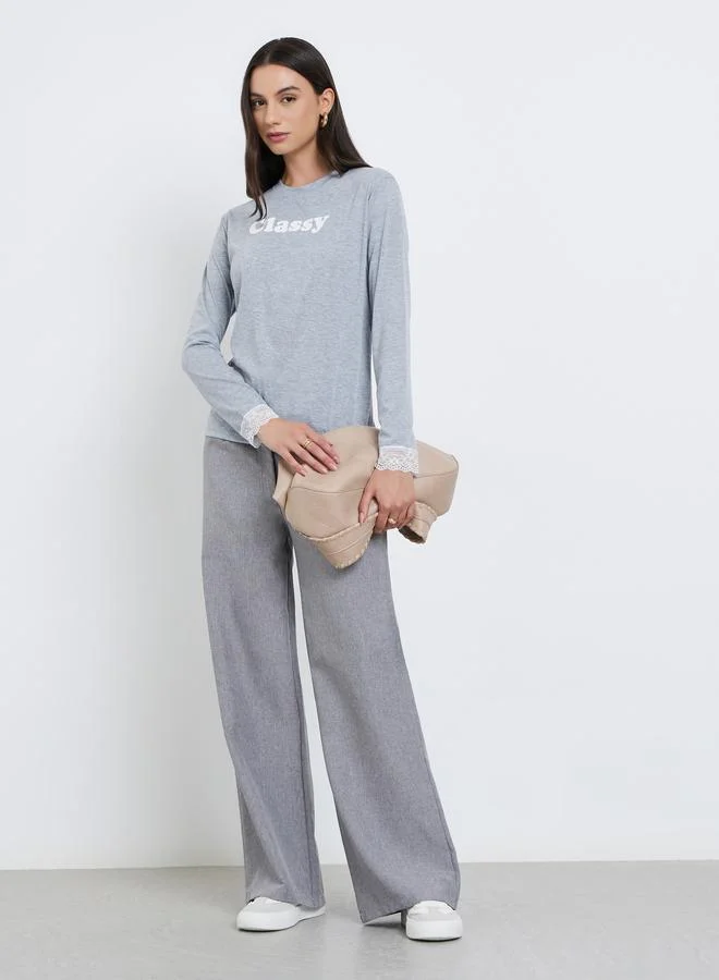 ستايلي تيشيرت بطبعة كتابية وحواف دانتيل