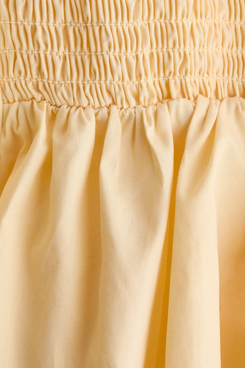 اتش اند ام بلوزة بحمالات كتف وحافة سفلية متموجة