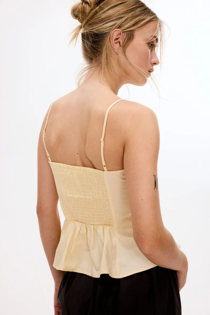 اتش اند ام بلوزة بحمالات كتف وحافة سفلية متموجة