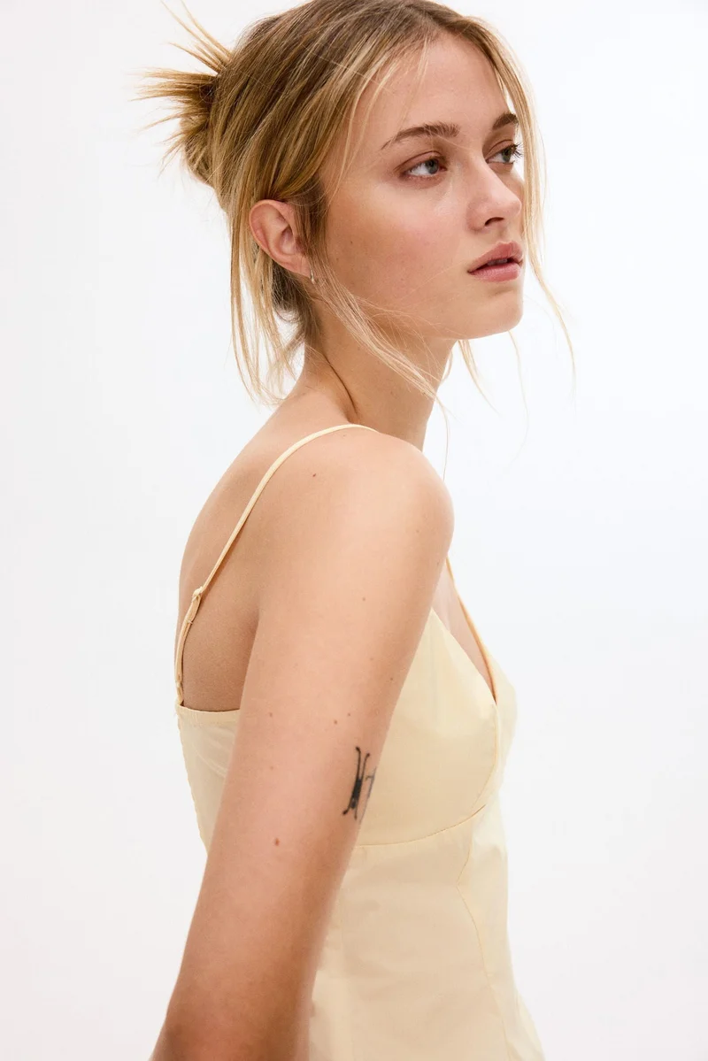 اتش اند ام بلوزة بحمالات كتف وحافة سفلية متموجة