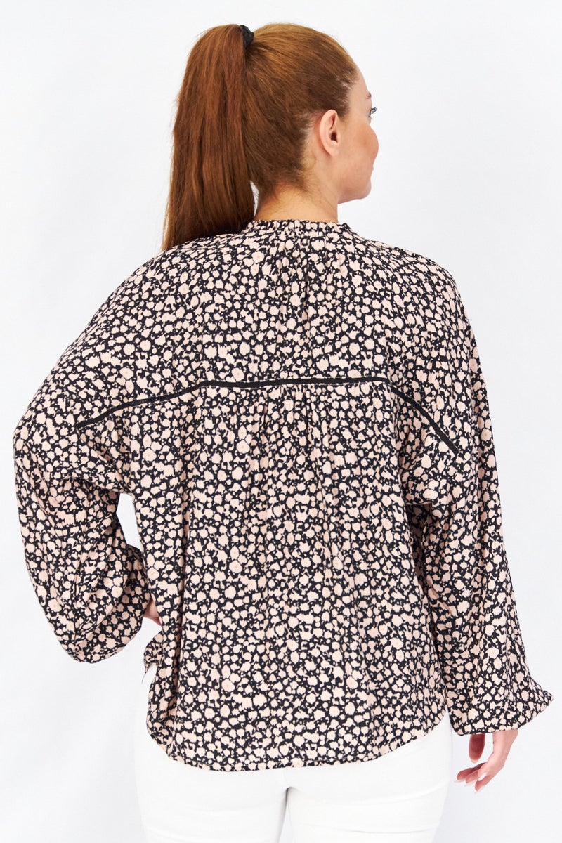 ESPRIT قميص نسائي بأكمام طويلة وياقة عالية، مطبوع بالكامل، أسود - Image 2